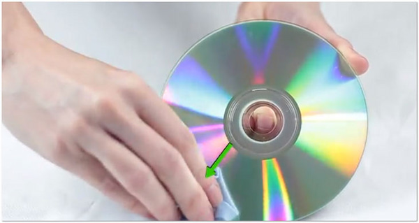 Jak opravit poškrábané DVD Podržte disk