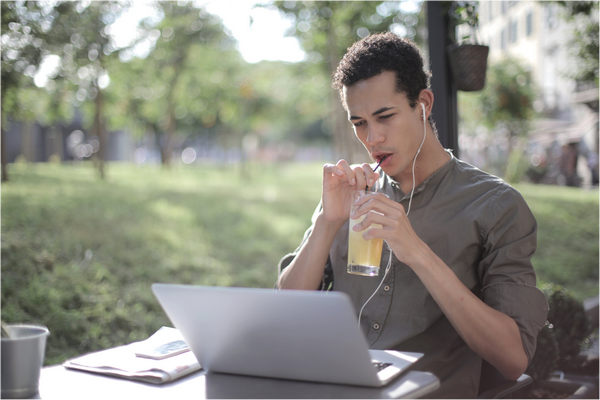 Assistindo vídeo no laptop