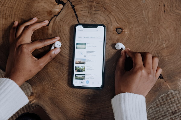 Airpods ansluter men inget ljud hjälper Airpods